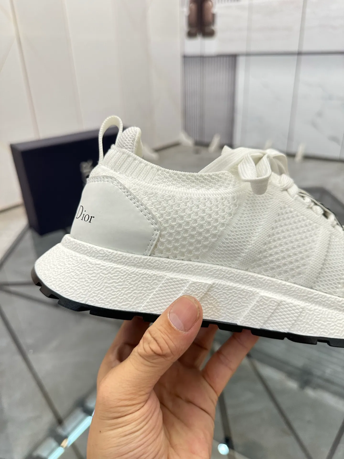 Selling men's shoes 💰: 💰P400¥ Product trademark: Dior* "Dior*" low-top casual shoes Regular size: 38-44 (can be customized to 45) Product materials: Imported breathable fly knit upper, breathable lining, original outsole. Number: 558